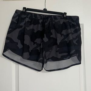 WOMENS LARGE CAMO ACTIVE SHORTS